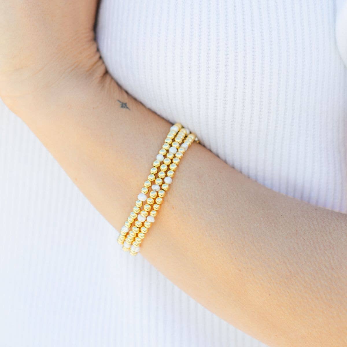 4mm Bead & Pearl Stretch Bracelet: Gold