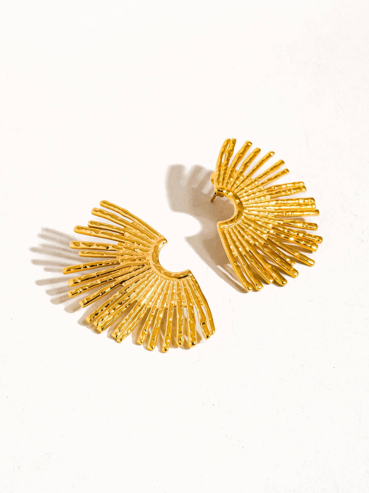 Bisous 18K Gold Non-Tarnish Sunburst Earring: Yellow Gold